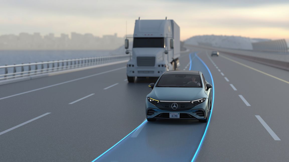 Der Automatische Spurwechsel, beziehungsweise Automatic Lane Change (ALC), wird bereits für C-Klasse, E-Klasse und S-Klasse sowie für alle Mercedes-EQ Baureihen in den USA und Kanada angeboten.