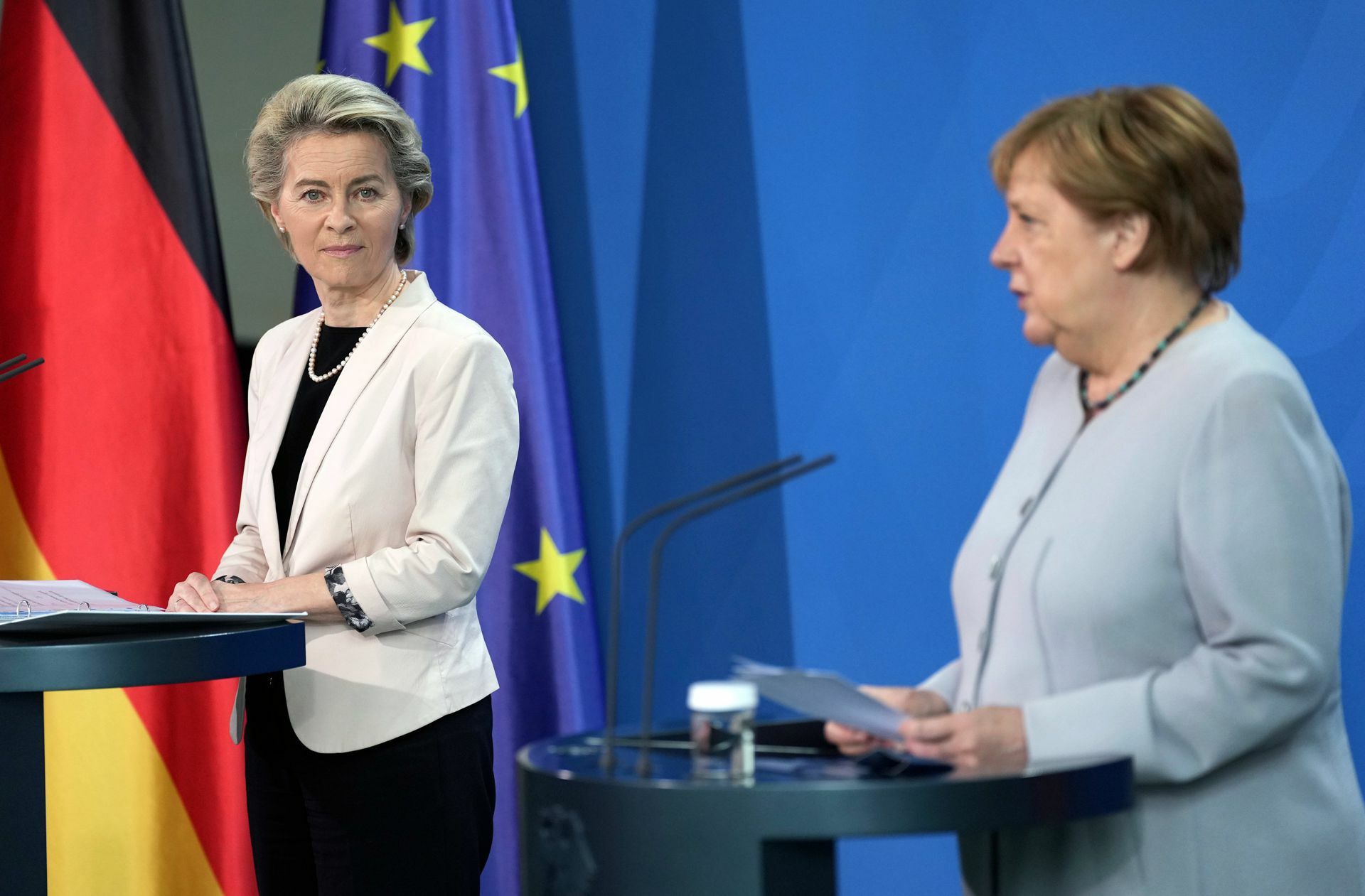 Kommissionspräsidentin Ursula von der Leyen überbringt Kanzlerin Angela Merkel die Genehmigung für den deutschen Plan zum Wiederaufbau nach der Pandemie.
 Foto: dpa/Michael Sohn
