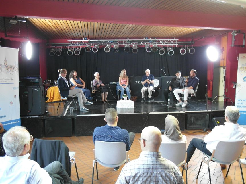 Dr. Annemarie Gronover (Integrationsbeauftragte der Stadt Böblingen), Michelle Brinke, Prospera Pulia, Sara Ladas, Dimitrios Ladas, Yașar Dursun, Orhan Dursun (von links). Bild: Staber