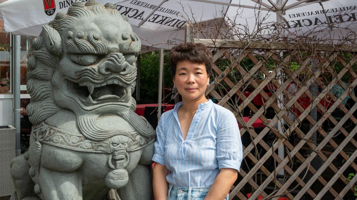 Ying Zier vor ihrem Restaurant, das am Sonntag schließen muss. Bild: Nüßle