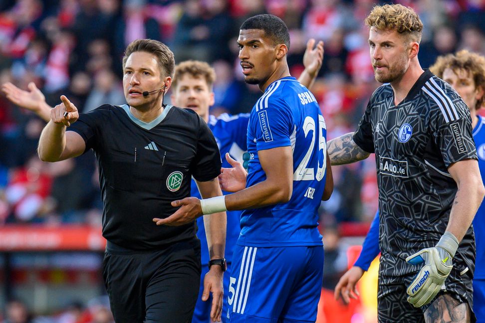 Schiedsrichter Tobias Reichel im Februar diesen Jahres bei der Bundesliga-Partie zwischen Union Berlin und Schalke 04. Bild: Eibner