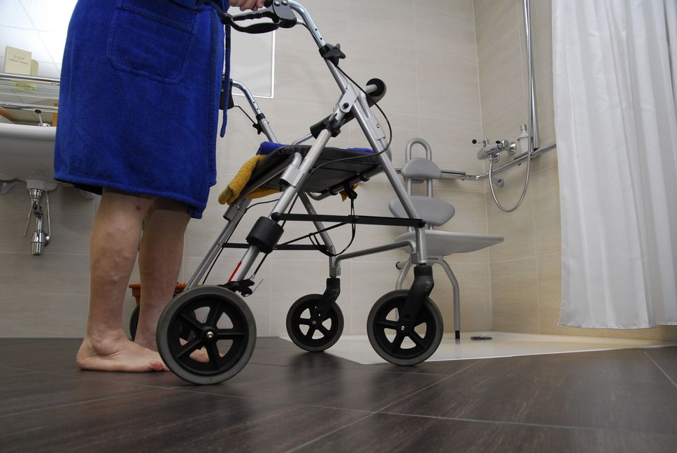 Mit dem Rollator in die Dusche. Viele Wohnungen müssen in den nächsten Jahren seniorengerecht umgebaut werden. Bild: z