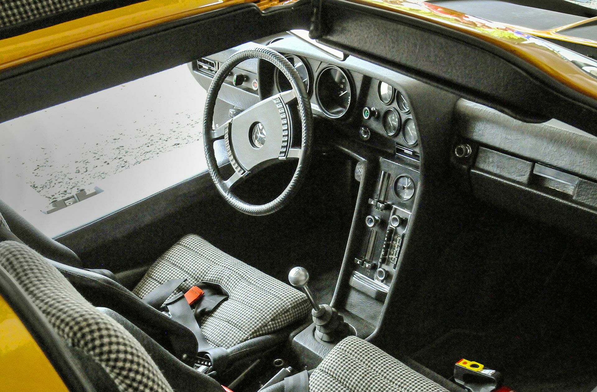 Rustikales Ambiente mit Schaltknüppel: So sieht es im Cockpit des legendären Mercedes C111 aus, dem Konzeptauto aus dem Jahr 1969.