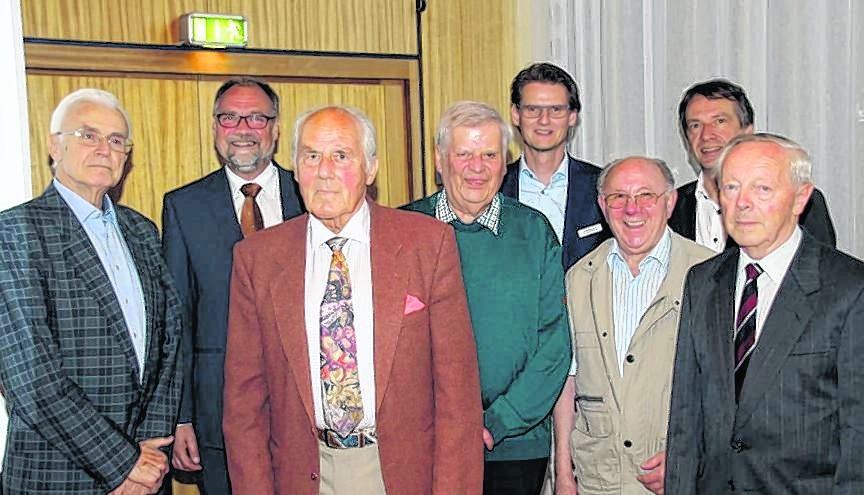 Die Baugenossenschaft ehrt ihre Jubilare, die seit 50 Jahren Mitglied sind (von links): Hermann Dullweber, Vorstand Christian Zeisler, Rudi Bleher, Bernd Laurer, der Aufsichtsratsvorsitzende Andreas Kurz, Paul Frank, Vorstand Peter Röhm und Manfred Glaser. Nicht im Bild sind Johann Baglyas, Heinz Braun, Bernward Hiller, Berthold Kaiser, Gabriele Lang, Jürgen Luithardt, Karl-Heinrich Meysing, Renate Müller, Heinz Schwarzmeier und Hermann Ulmer. Bild: Bernd Wagenhals