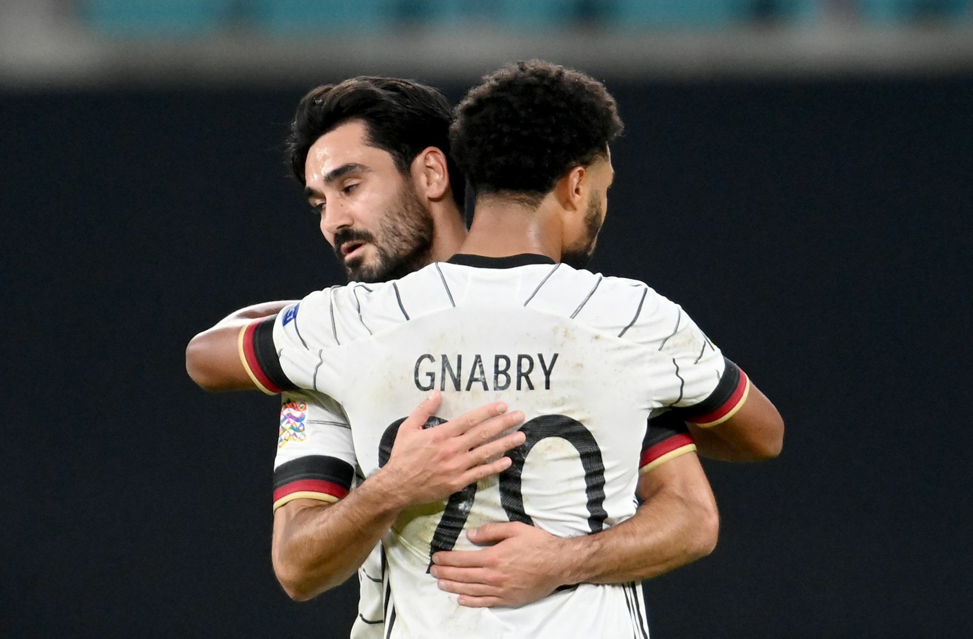Kein Corona-Abstandsgebot in Leipzig: Ilkay Gündogan (l.) umarmt seinen Teamkollegen Serge Gnabry nach dem Spiel.

Foto: dpa/Robert Michael