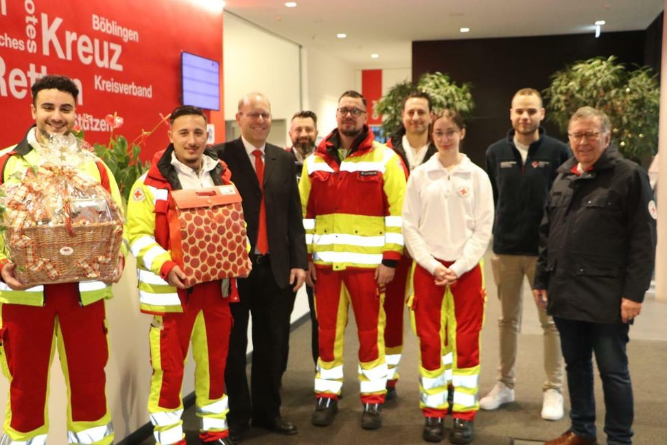 Für die Angehörigen der DRK-Rettungswache Sindelfingen gab es einen Geschenkkorb des Sindelfinger Oberbürgermeisters Dr. Bernd Vöhringer (Dritter von links) und Weihnachtsgeschenke von Präsident Michael Steindorfner (rechts).    Bild: z