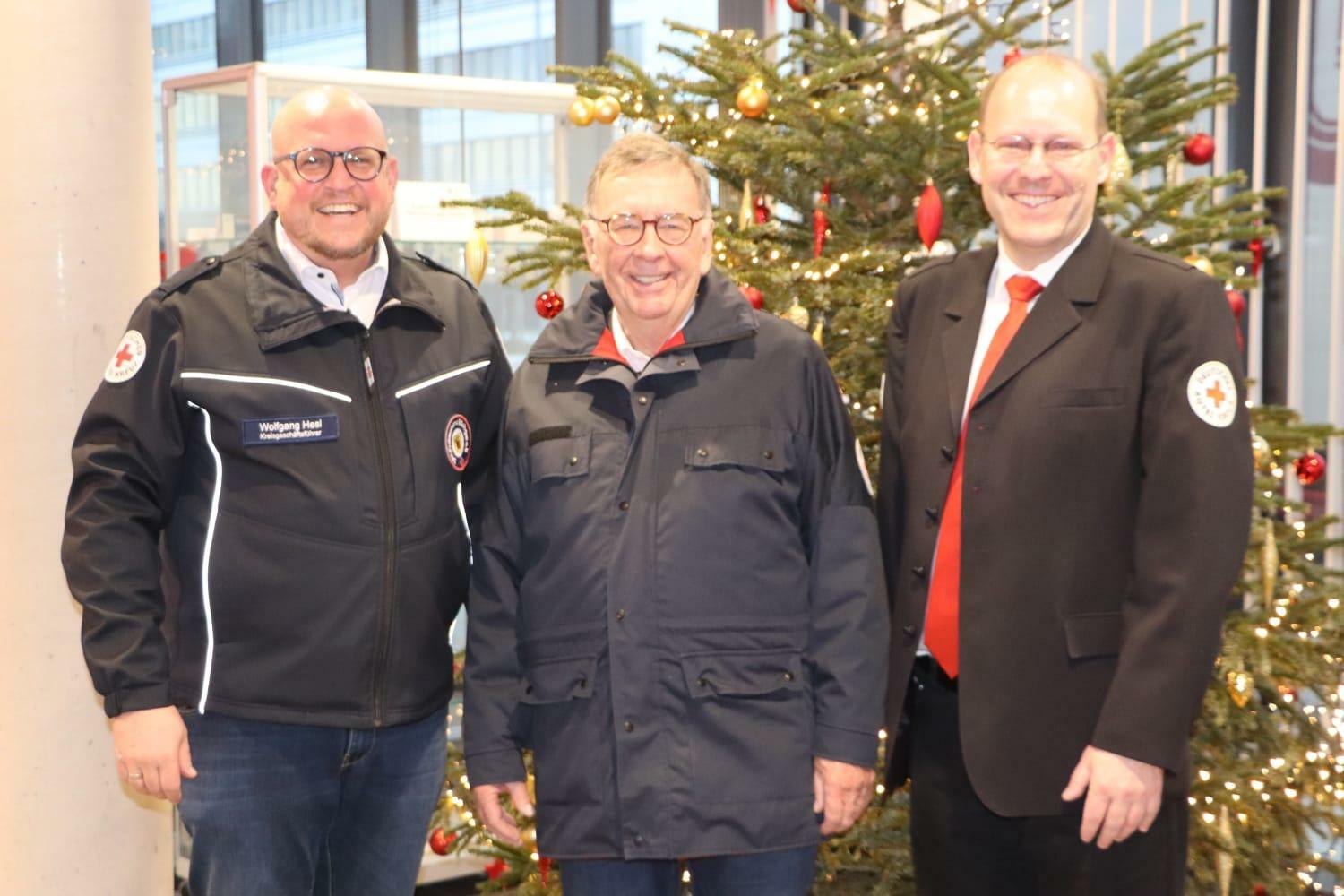 Freuten sich über eine über eine gelungene Bescherung in den DRK-Einrichtungen des Landkreises Böblingen am Heiligen Abend (von links): Geschäftsführer Wolfgang Hesl, Präsident Michael Steindorfner und Vizepräsident Dr. Bernd Vöhringer.   Bild: z