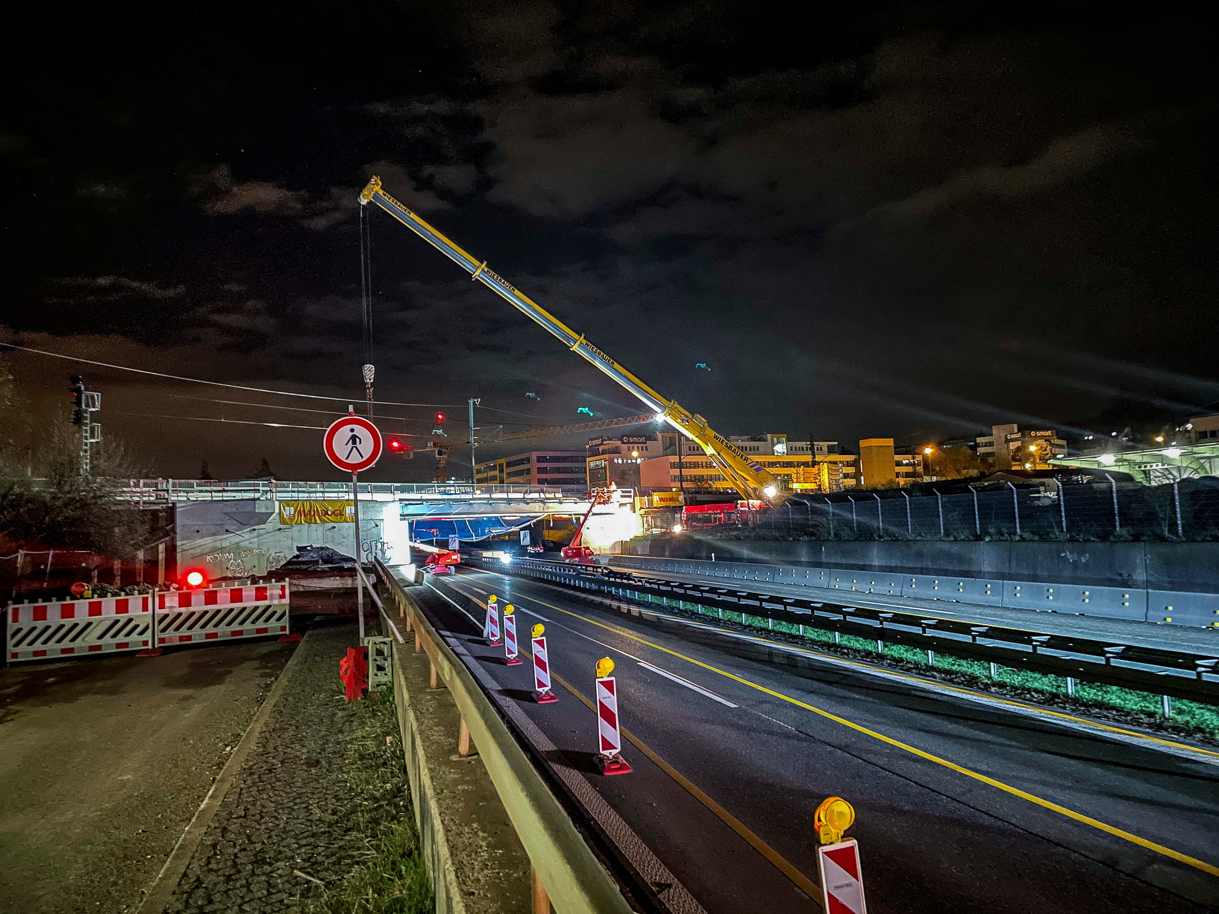 Gut 15 Monate rollte die S 60 über die Behlfsbrücke, die in der Nacht auf Dienstag wieder abgebaut wurde. Bild: Dettenmeyer