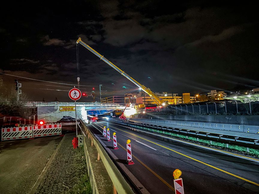 Gut 15 Monate rollte die S 60 über die Behlfsbrücke, die in der Nacht auf Dienstag wieder abgebaut wurde. Bild: Dettenmeyer