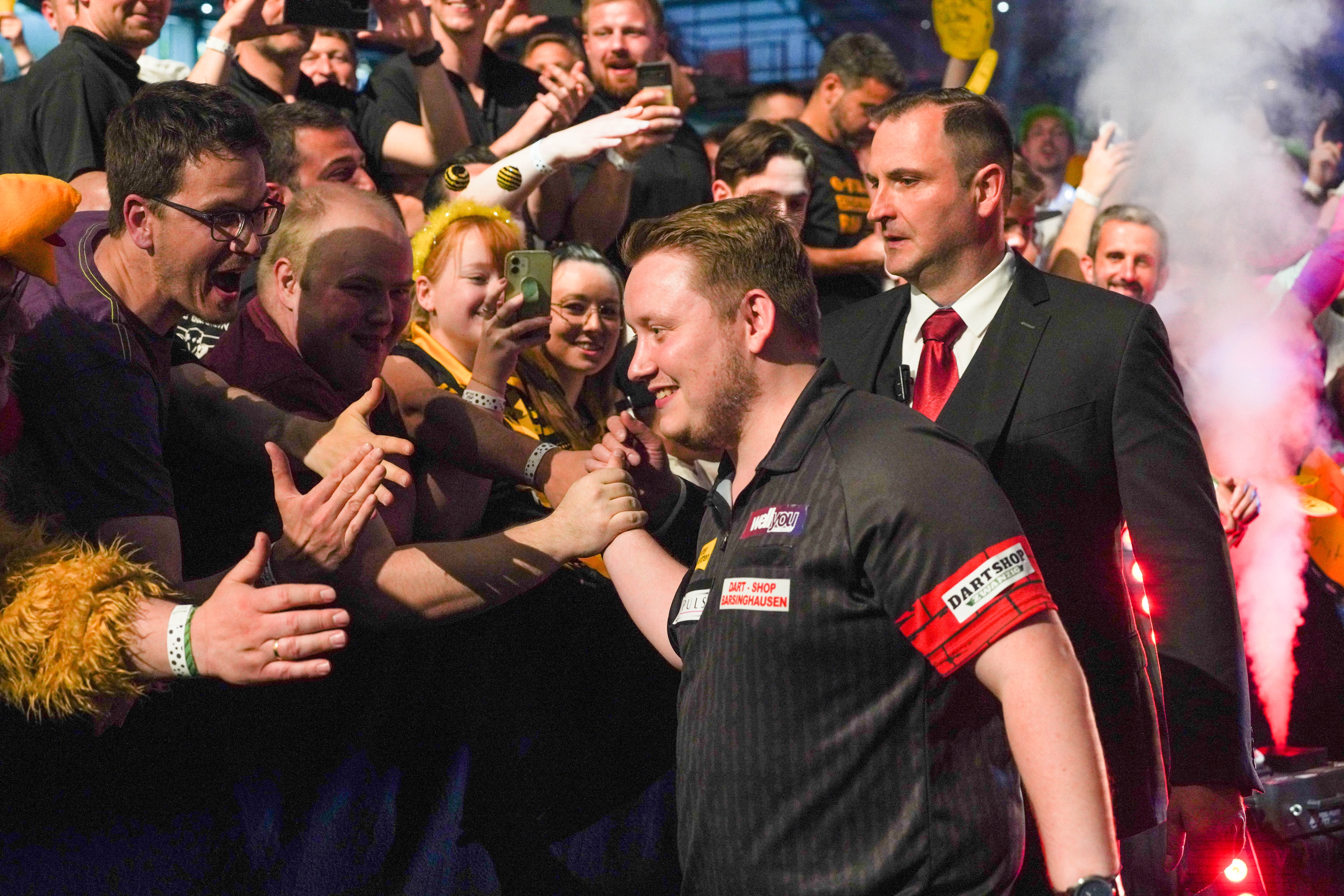 Die Menge feiert Martin Schindler. Der Strausberger wirft in Gerwyn Price sogar den Top-Favoriten aus dem Turnier.       Bild: Dettenmeyer