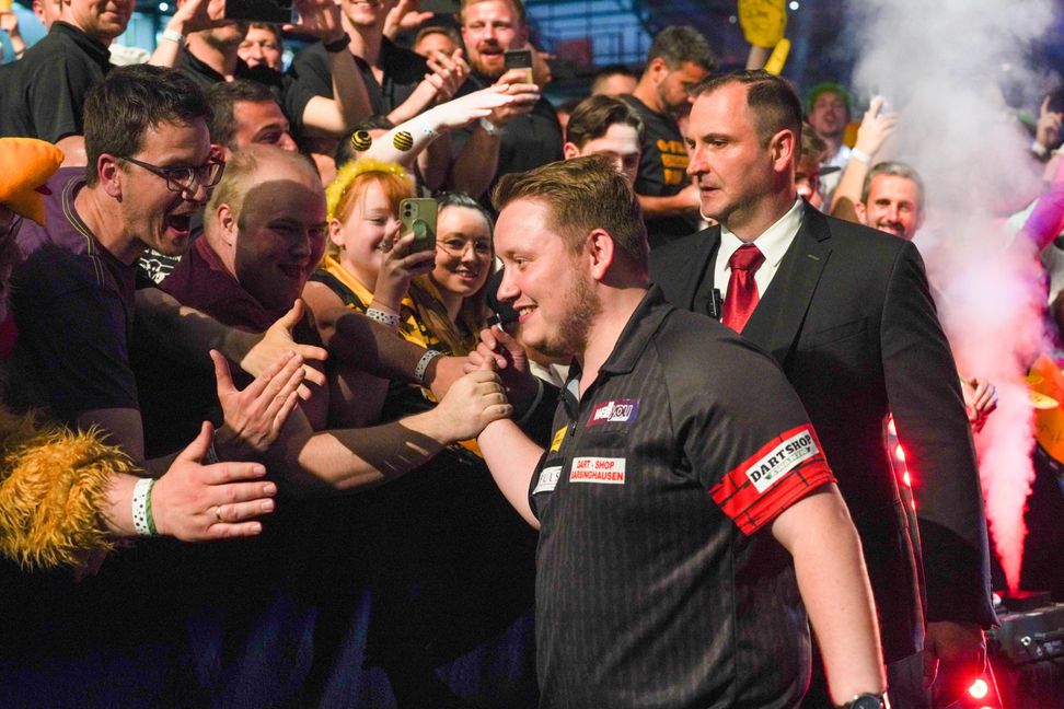 Die Menge feiert Martin Schindler. Der Strausberger wirft in Gerwyn Price sogar den Top-Favoriten aus dem Turnier.       Bild: Dettenmeyer
