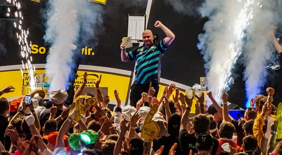 Rob Cross am Ziel: Der Engländer gewinnt den European Darts Grand Prix im Glaspalast.     Bild: Dettenmeyer