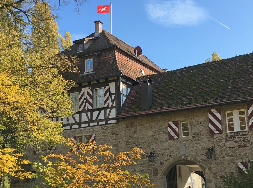 Das Ehninger Schloss mit dem Familienwappen der Besitzer de la Chevallerie. Bild: privat