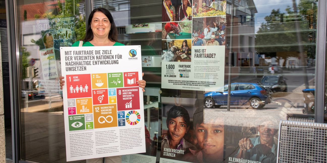 Antonietta Scarano Salemi setzt sich mit der Steuerungsgruppe für die Auszeichnung als Fairtrade-Town ein und macht mit einer Ausstellung im Rathaus auf das Thema Fairer Handel aufmerksam. Bild: Nüßle