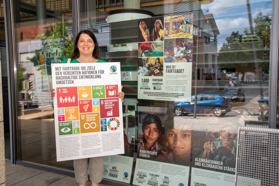 Antonietta Scarano Salemi setzt sich mit der Steuerungsgruppe für die Auszeichnung als Fairtrade-Town ein und macht mit einer Ausstellung im Rathaus auf das Thema Fairer Handel aufmerksam. Bild: Nüßle