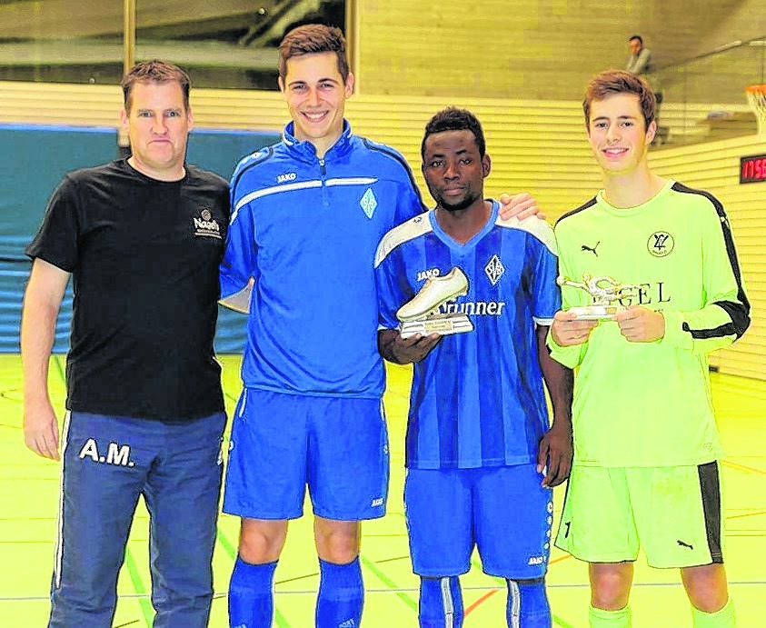 SVA-Spielleiter Alexander May, Daniel Frölich (bester Turnierspieler), Abdoul Tschagbele (Torschützenkönig) und Elias Bürkle (bester Torhüter/von links).  Bild: Kraushaar
