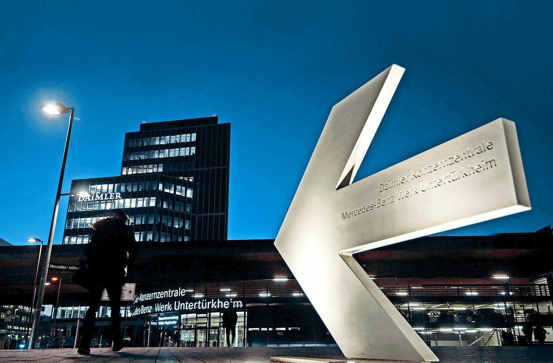 In der Konzernzentrale in Untertürkheim sind viele Beschäftigte verärgert über die finanziellen Einschnitte und Gehaltseinbußen. Foto: dpa/Marijan Murat