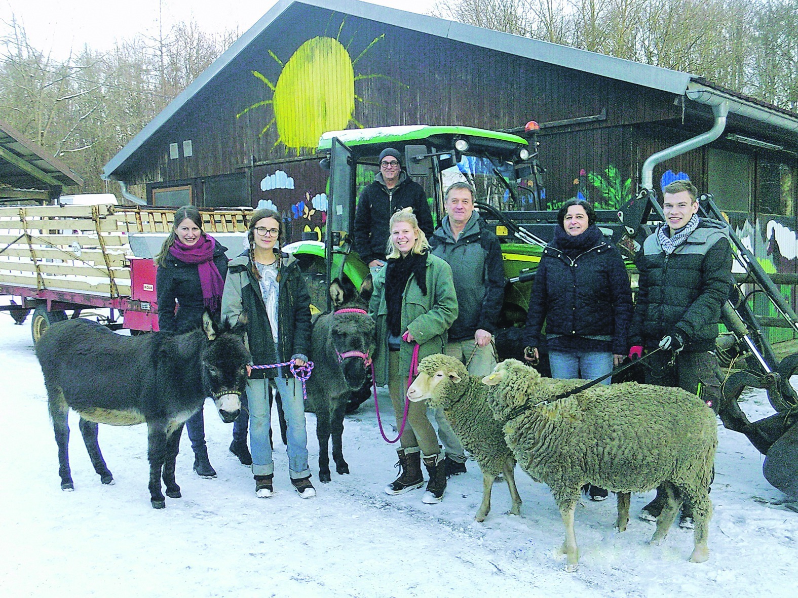 Der Schnee ist inzwischen weg, aber die Tiere sind noch da. In der hinteren Reihe von links die pädagogischen Fachkräfte Maren Drotlef, Jürgen Seeger, Erwin Hüttel und Iris Seeger, vorne Lovis Drexler, Leonie Fischer und Cedric Frieß (FöJ). Bild: z
