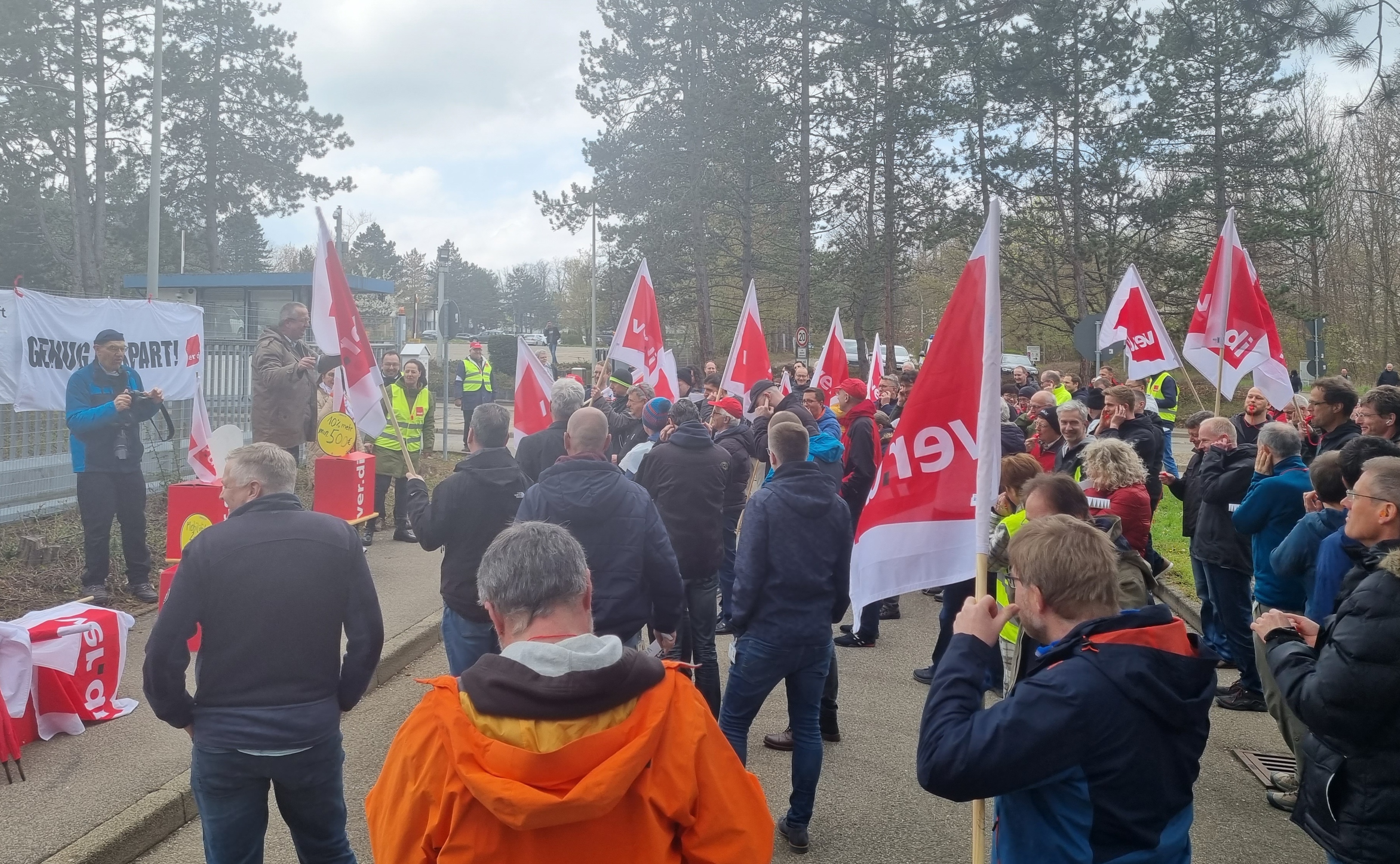 IBM-Mitarbeiter protestieren am Dienstag  in Böblingen für mehr Lohn. Bild: Hamann