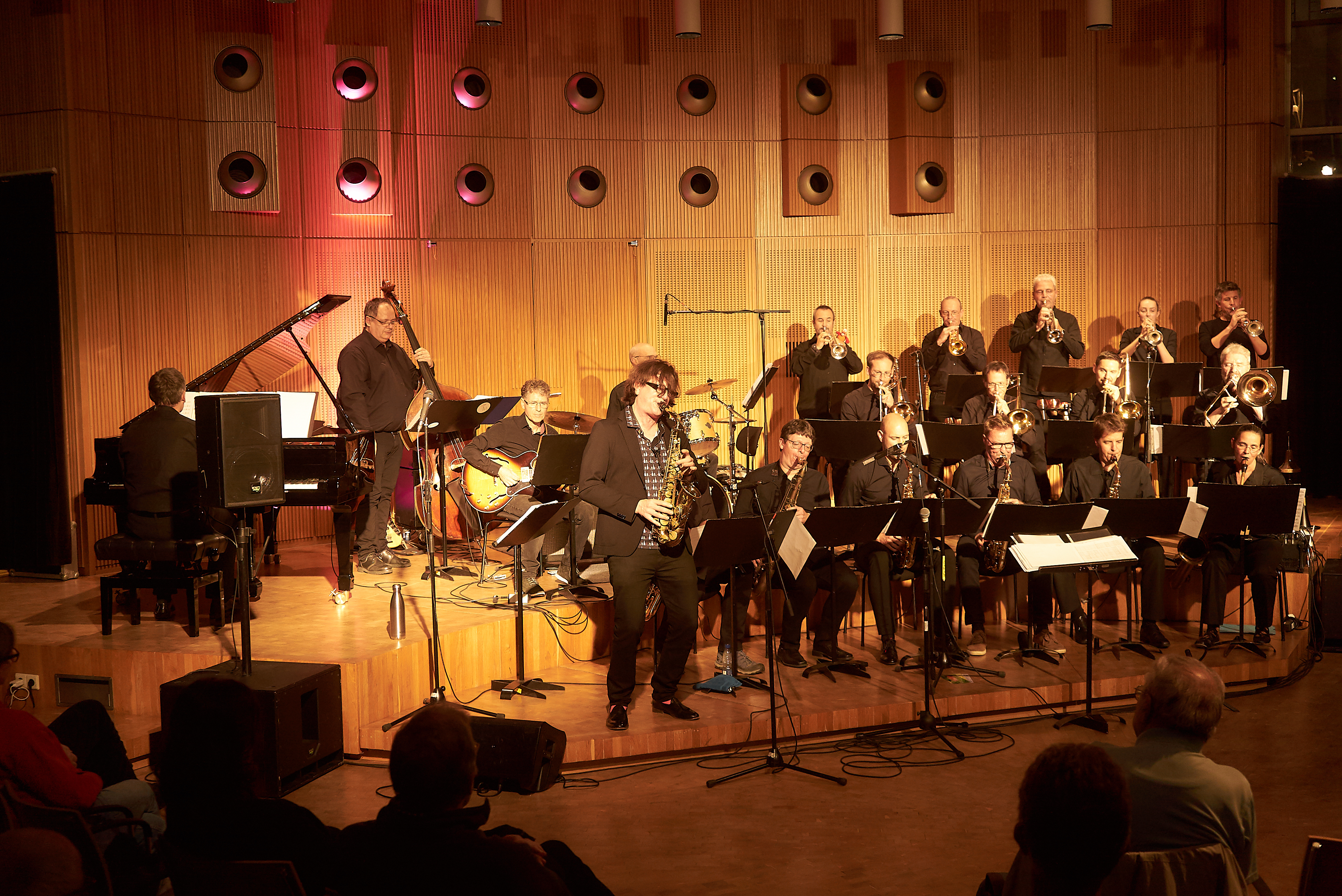 STB Big Band mit Leader Magnus Mehl am Solosaxofon stehend links.    Bild Heiden