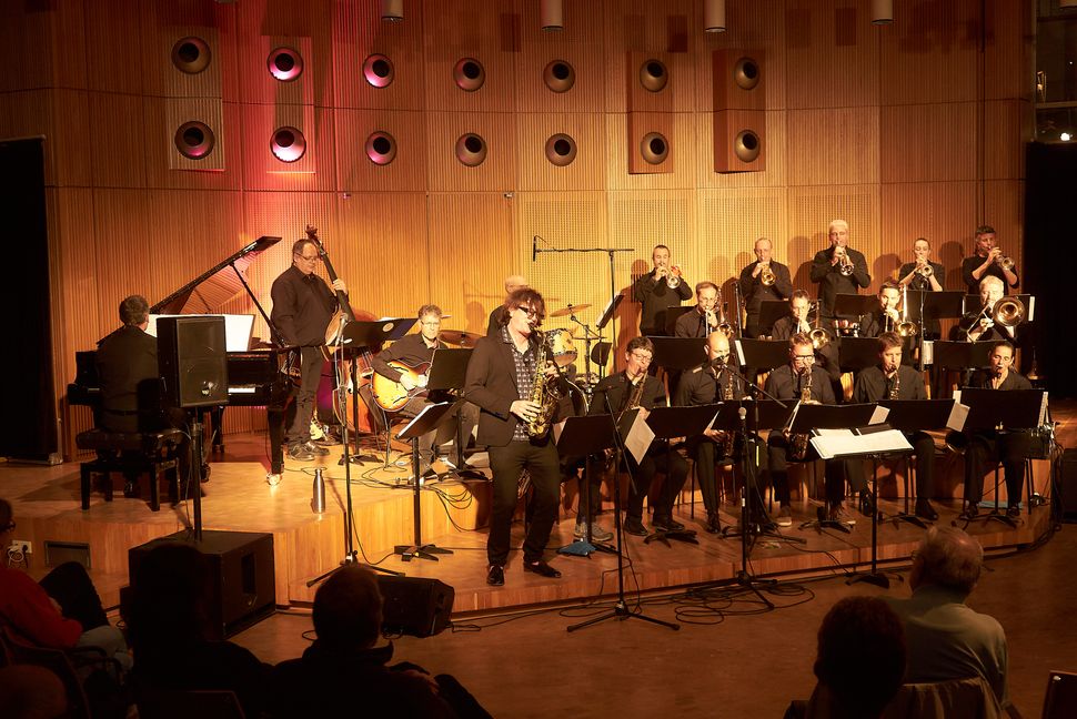 STB Big Band mit Leader Magnus Mehl am Solosaxofon stehend links. Bild Heiden