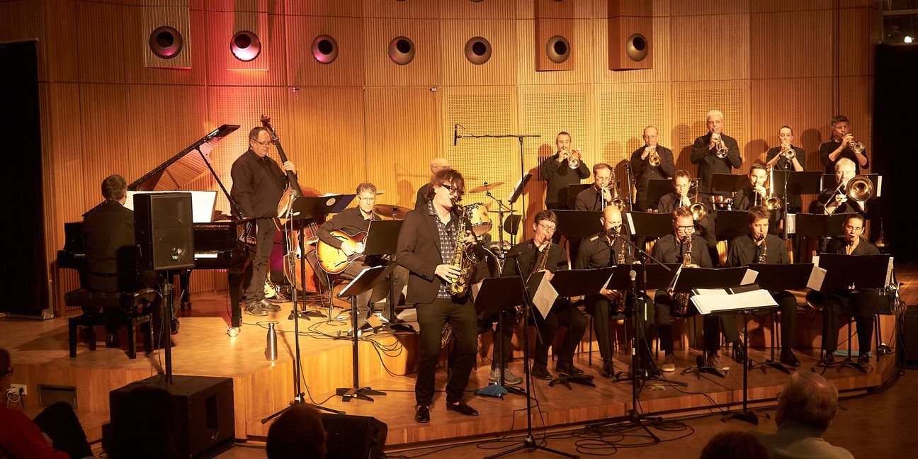 STB Big Band mit Leader Magnus Mehl am Solosaxofon stehend links.    Bild Heiden