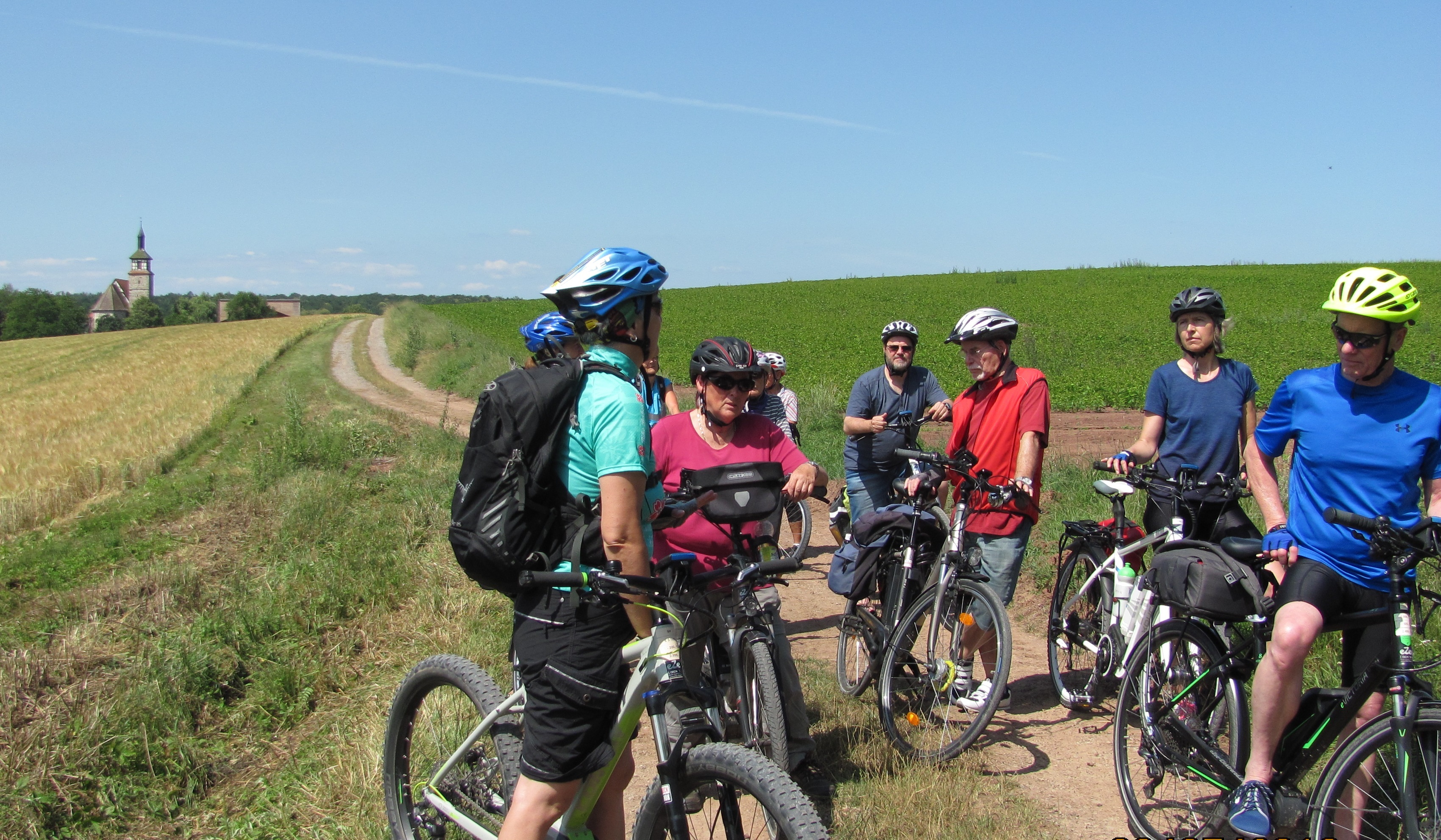 Die „Tier-Tour“ führt durch die malerische Landschaft am Schönbuchrand: Auch durchs idyllische Mauren (im Hintergrund), wo sich der Hof der Familie Kenntner-Scheible befindet. Bild: – z –-
