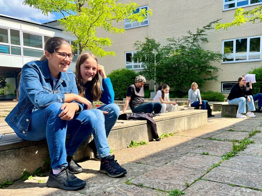 Regisseurin Franziska Borst (rechts) und Malena Pasewaldt (Co-Regie und Darstellerin). Bild: z