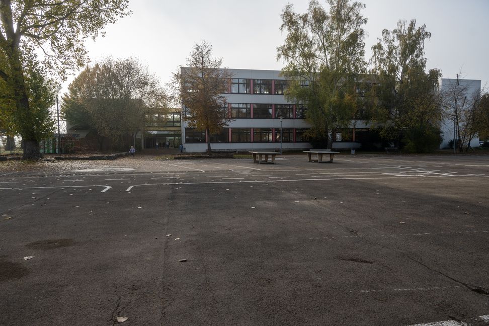 Der Ostbau (links) würde in einer der möglichen Variationen wegfallen, dafür würde auf dem jetzigen Schulhof ein modernes Gebäude entstehen. Bild: Nüßle