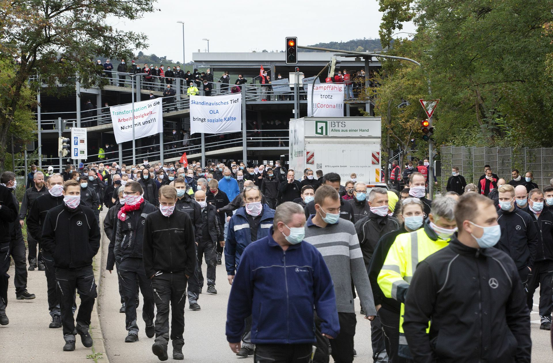 Mehrere Hundert Daimler-Mitarbeiter protestieren gegen einen geplanten Jobabbau im Stammwerk Untertürkheim.