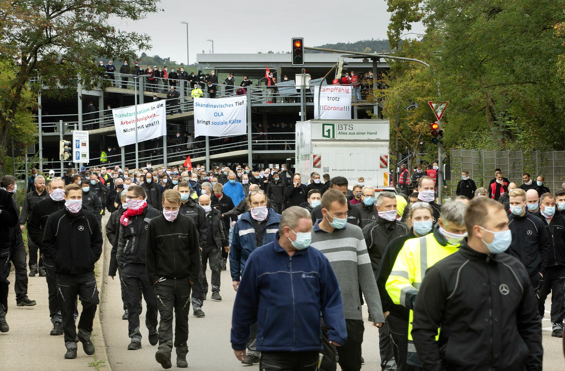 Mehrere Hundert Daimler-Mitarbeiter protestieren gegen einen geplanten Jobabbau im Stammwerk Untertürkheim.