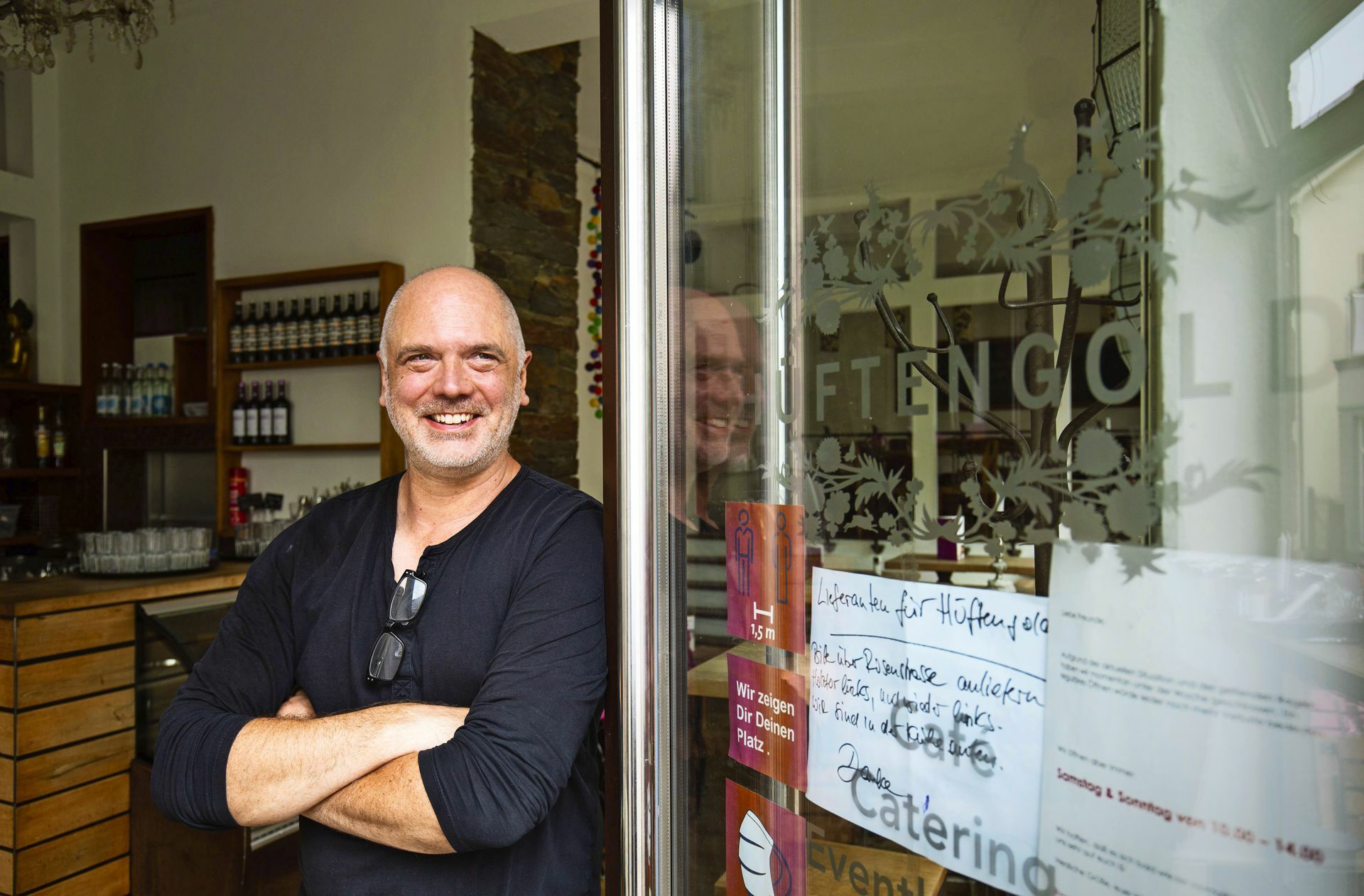 Philipp Stahl im Sommer 2020 vor seinem Café Hüftengold, als es kurzzeitig öffnen durfte. Seit sechs Monaten ist das Café wieder geschlossen – und dennoch ist Stahl für die kommenden Monate optimistisch. Foto: Lichtgut/Leif Piechowski
