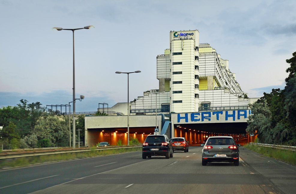 Die Fahrspuren der Autobahn verschwinden unter dem Gebäudekomplex.
 Foto: Lipicom/Michael H. Ebner