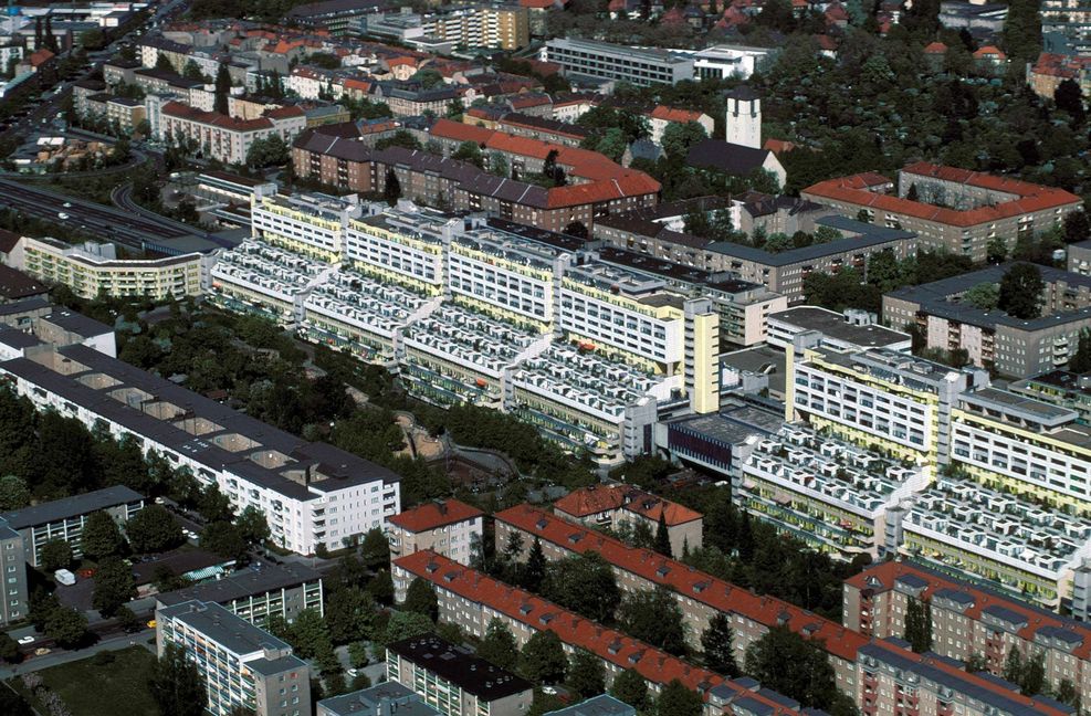 Auf einer Länge von rund 600 Metern sind die Gebäude über der Autobahn entstanden.
 Foto: imago/Schöning