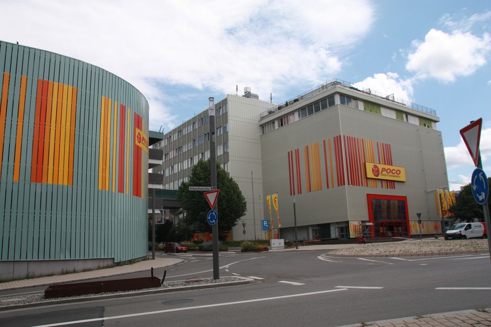 Ein neues Angebot, ein neuer Anstrich – für die Farbgebung an Parkhaus und Gebäude des neuen Möbel-Discounters Poco am Böblinger Stadteingang wurde ein Farbberater eingeschaltet (Bild: Jung).