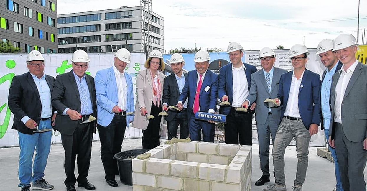 Grundsteinlegung auf der Baustelle für die Kita und die Mikroappartements. In der Mitte Projektentwickler Peter H. Kemmer (rote Krawatte), eingerahmt von Heike Barth (Geschäftsführerin der Stinag) und Böblingens OB Dr. Stefan Belz (auf der linken Seite) und von Sindelfingens OB Dr. Bernd Vöhringer sowie Peter Brenner (Geschäftsführer des Zweckverbands Flugfeld) auf der rechten Seite.  Bild: Reichert
