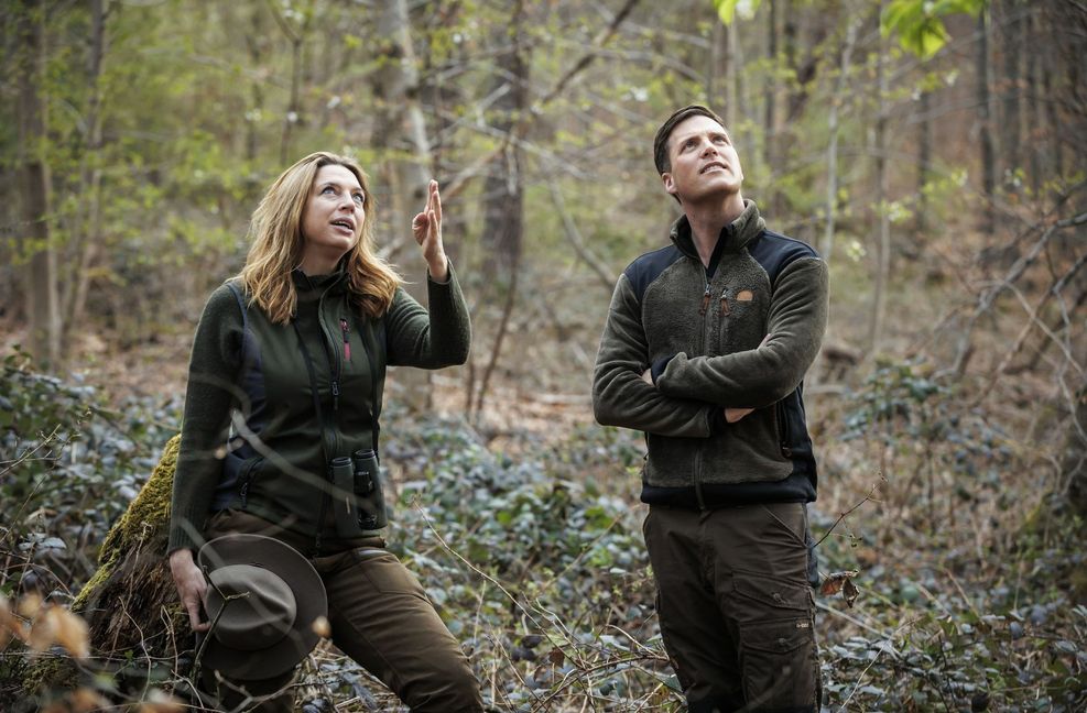 Die CDU-Landtagsabgeordnete Sarah Schweizer und Fraktionschef Manuel Hagel beobachten im Wald bei Stuttgart Vögel.