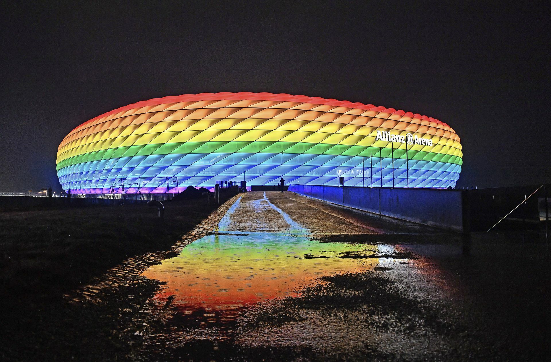 Verbotenes Farbenspiel: Die Münchner Arena darf bei der EM nicht bunt leuchten.
 Foto: imago/Sven Simon