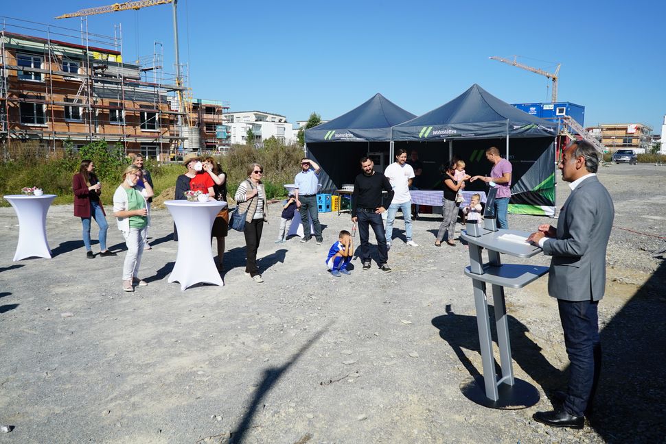 Wohnstätten-Geschäftsführer Georgios Tsomidis (rechts) beim Vermietungsstart des Projekts "Allmendfields". Bild: Heiden