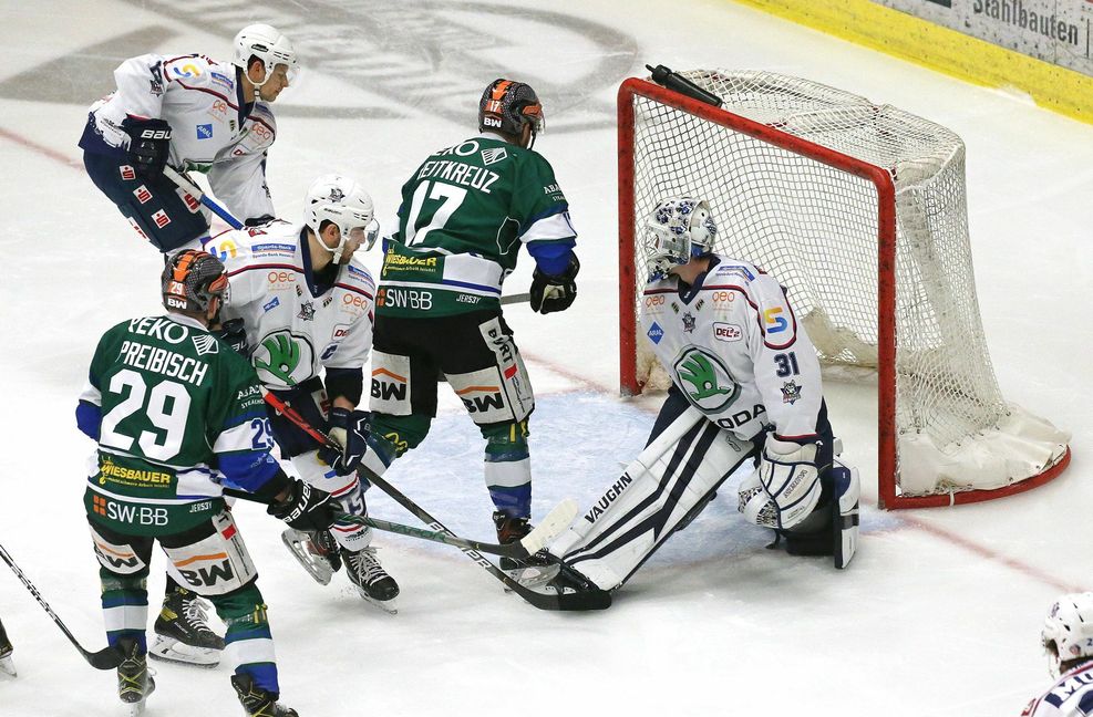 Am 15. Januar trafen die Steelers und die Huskies aufeinander – damals siegten die Bietigheimer mit 5:4 nach Verlängerung: Brett Breitkreuz (Mi.) trifft zum 1:0 für die Steelers. Foto: Baumann