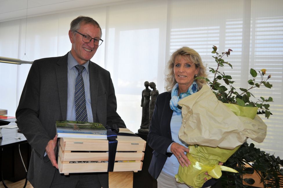 Landrat Roland Bernhard verabschiedet Barbara Dortenmann in den Ruhestand. Bild: z