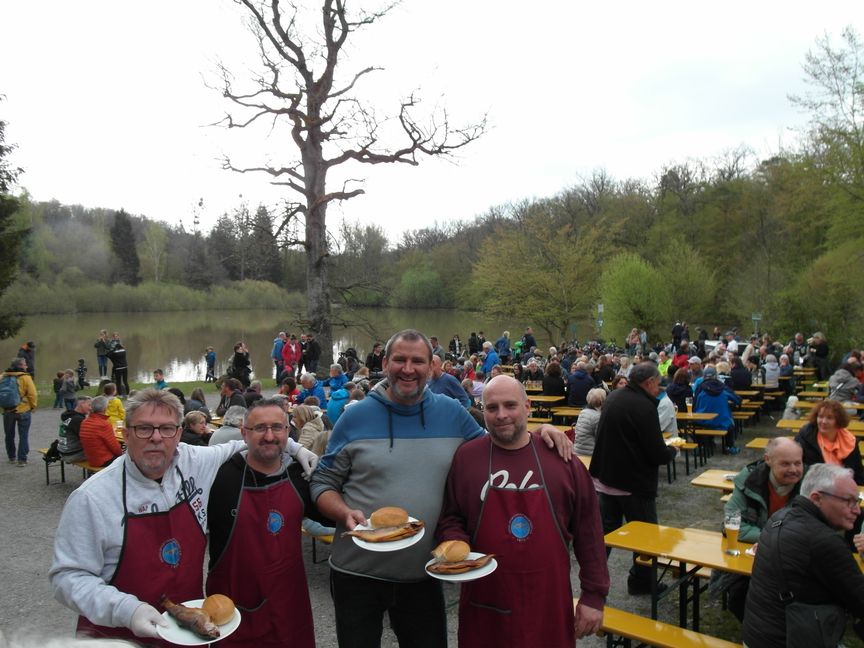 Angler und Gastgeber (von links): Uwe Kamphauser (zweiter Vorsitzender), Angelo Villetta, Jochen Stähle (erster Vorsitzender), Andreas Klösel.      Bild: Staber