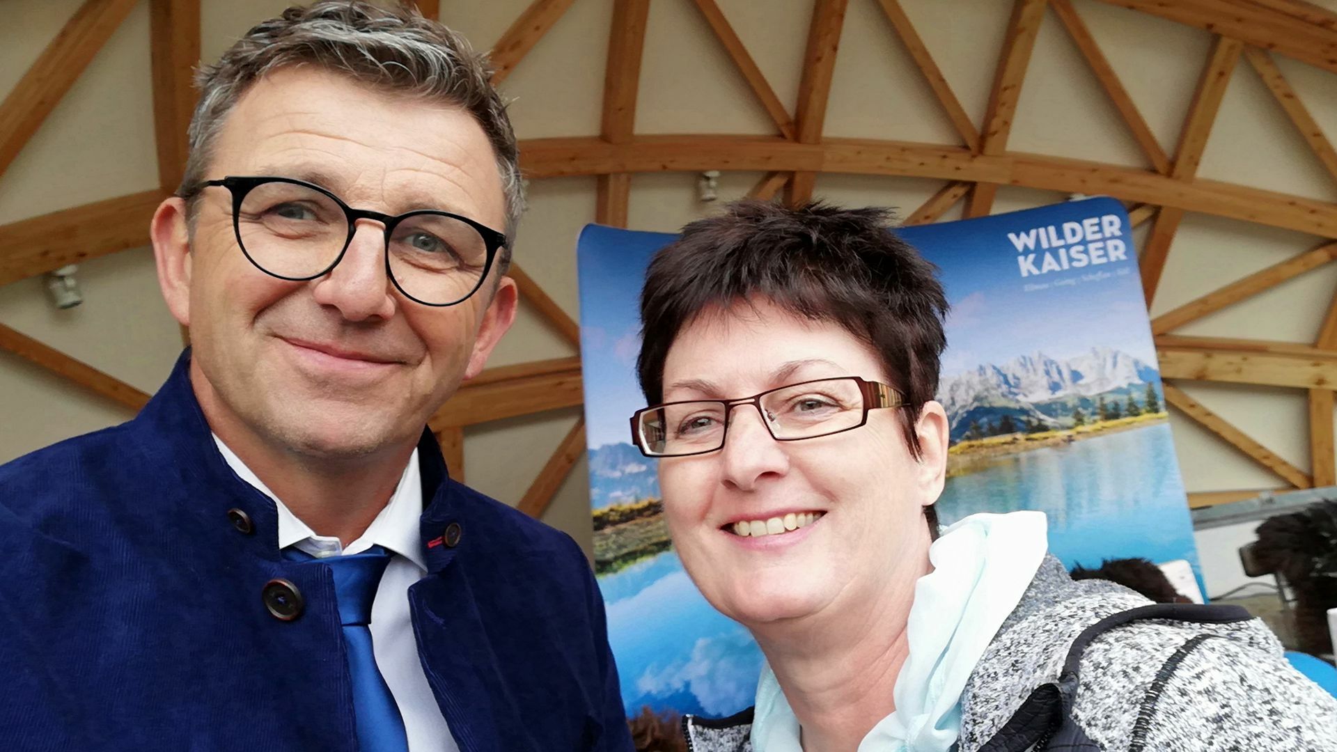 Selfie mit einem Fernsehstar: Bei  einem Fantag am Wilden Kaiser ist Sabine Gepperth dem Hauptdarsteller Hans Sigl begegnet.