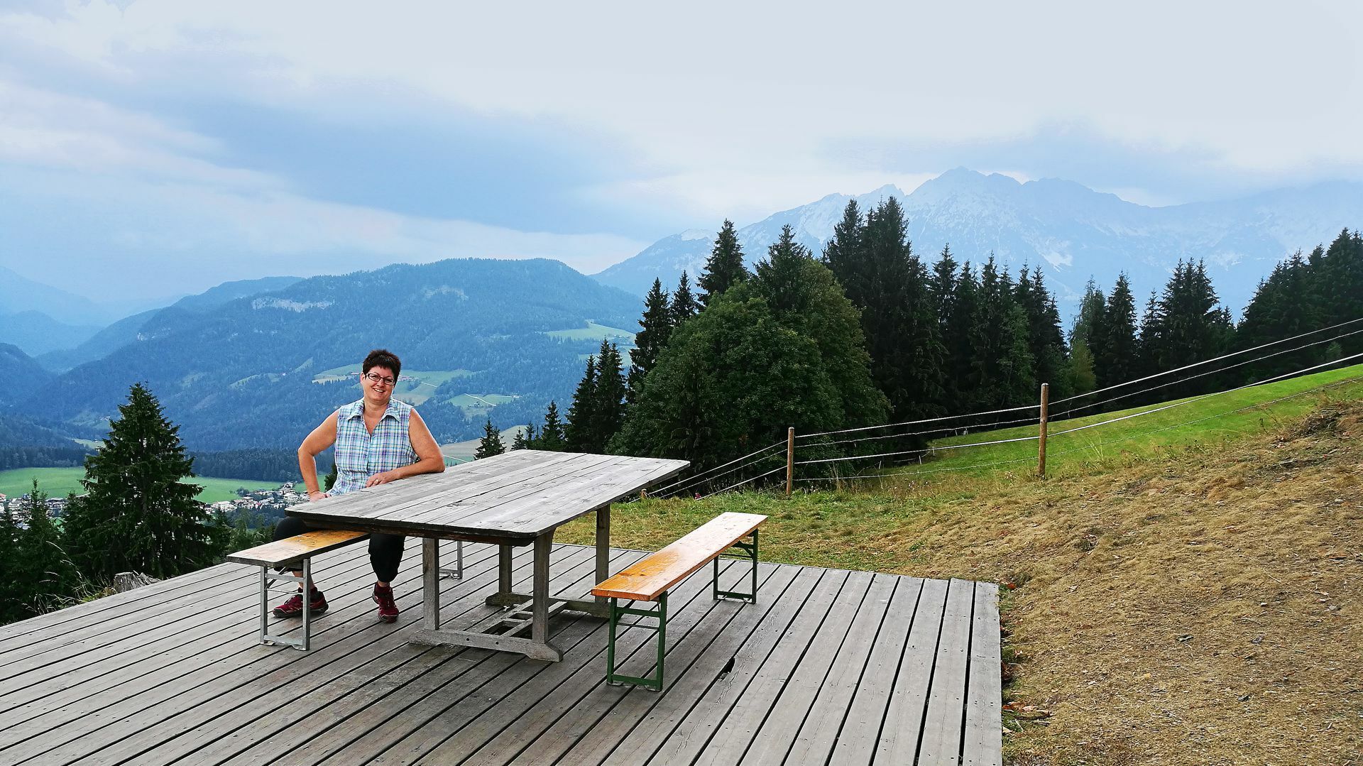 Sabine Gepperth auf der Terrasse des Gruberhofs, wo der Serien-„Bergdoktor“ häufig mit seiner Familie die alltäglichen Probleme bespricht
