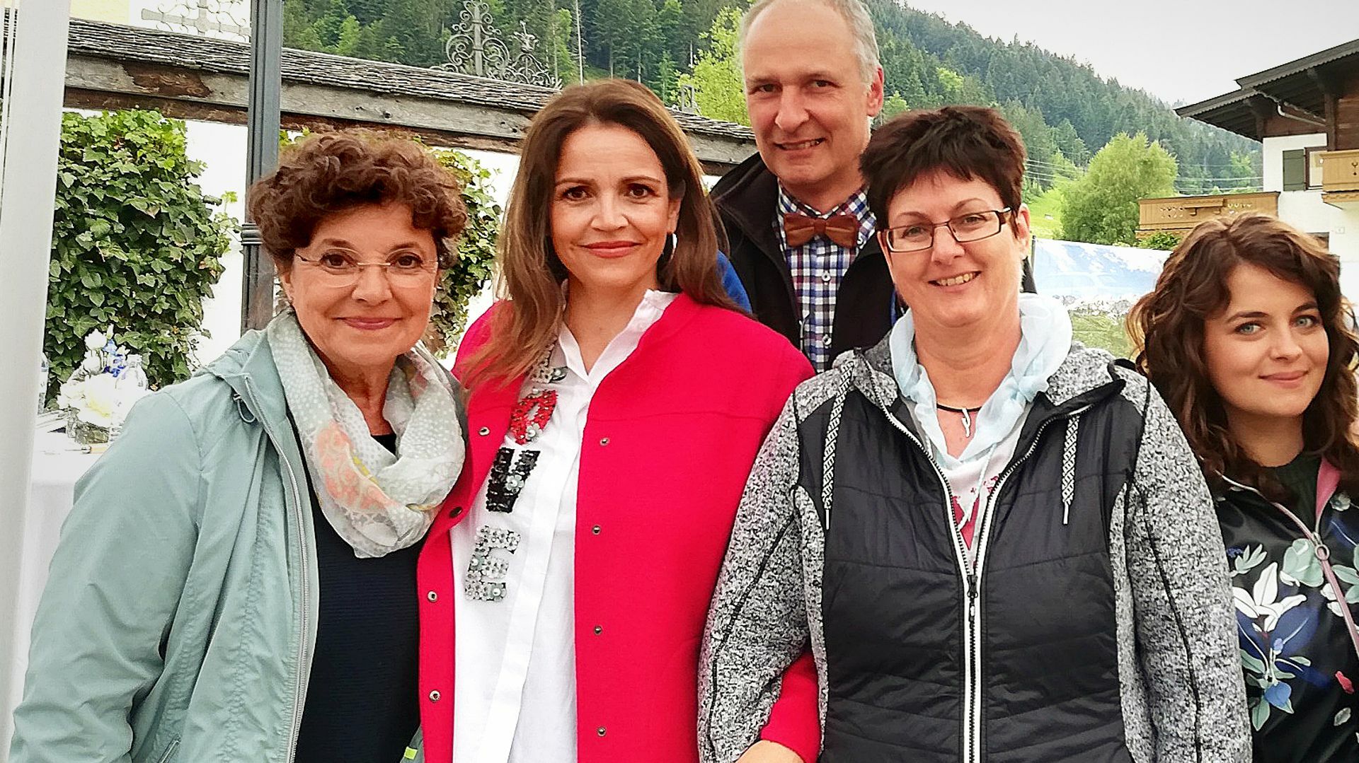 Gepperth und ihr Partner Michael Trunsch mit den Seriendarstellern Monika Baumgartner,  Rebecca Immanuel und Ronja Forcher (von links)
