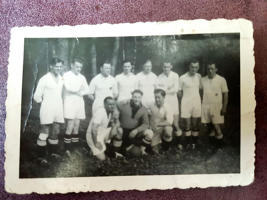Sindelfinger Fußballhelden in der Gauliga: Willi Wicke, Willi Schif, Otto Schmidt, Walter Cronauer, August Strohmaier, Hermann Hosang, Eugen Eissler und Otto Fütterer (hinten von links), Walter Müller, Gottlob Müller und Weyandt Jost (vorne von links). Die Häfte davon starb im Zweiten Weltkrieg, insgesamt ließen da 39 aktive Fußballer des VfL Sindelfingen ihr Leben. Zur Aufstiegsmannschaft von 1939 gehörten außerdem Walter Eichler, Erwin Oldendorff, Wilhelm Ochs, Erich Baumer und Willi Vetter. Trainer war Max Stauch.Bild: privat