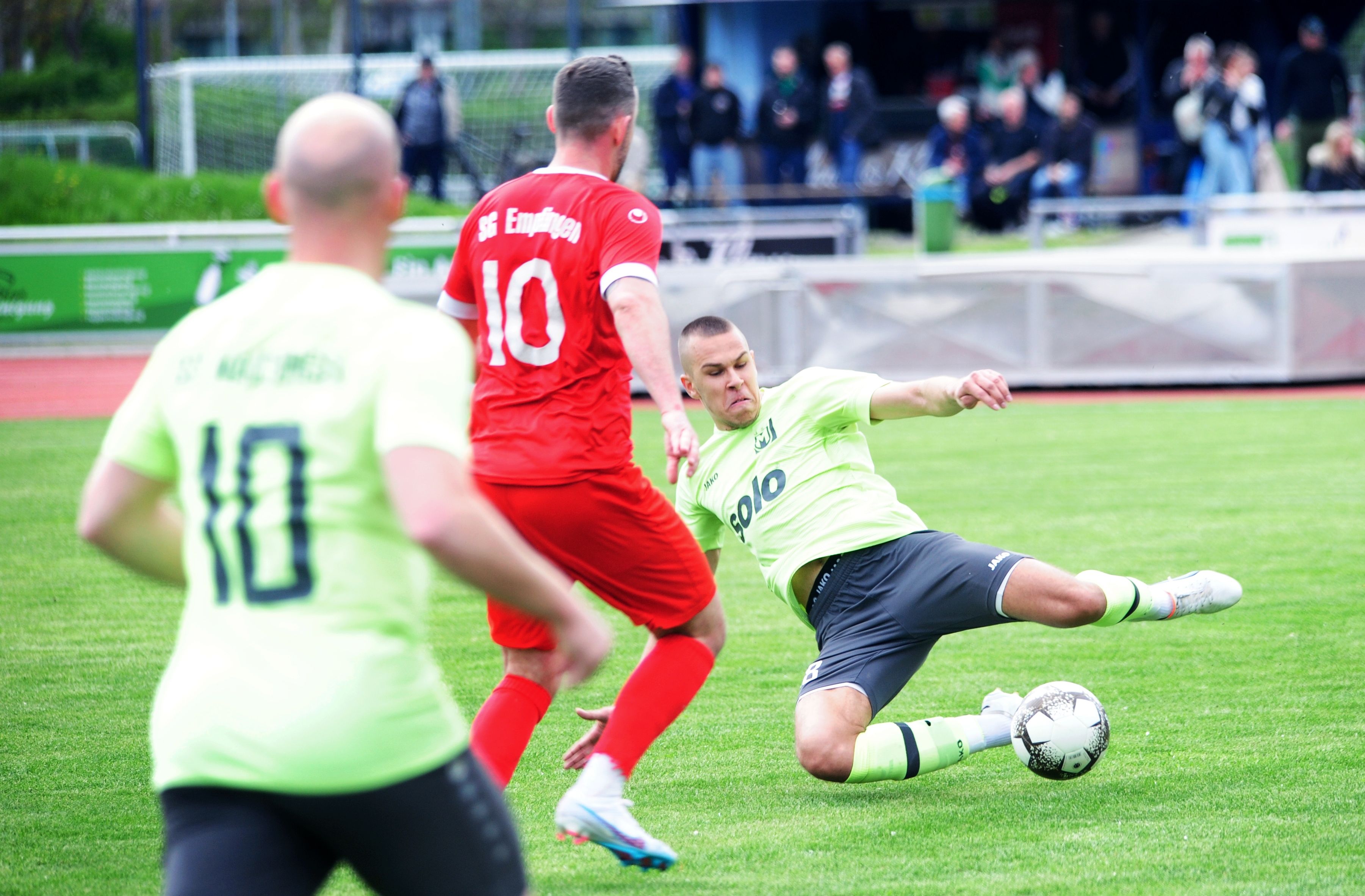 Maichingens Melvin Avdic (bei der Grätsche nach dem Ball) erzielte in der Nachspielzeit den Treffer zum 4:4-Endstand.