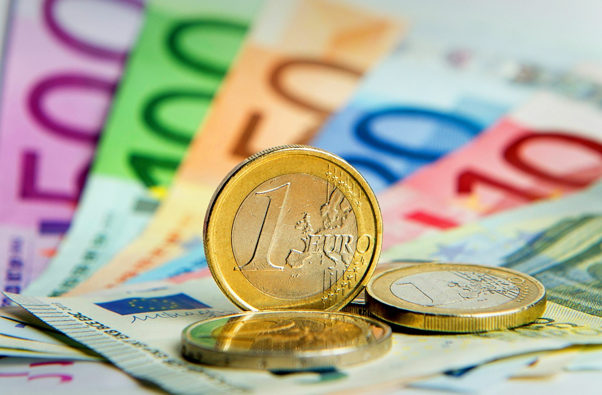 Der Arbeitskreis Steuerschätzung hat seine Novemberprognose revidiert:  Bis 2025 werden wohl zehn Milliarden Euro mehr  an Steuern eingenommen. Foto: dpa/Biczysko