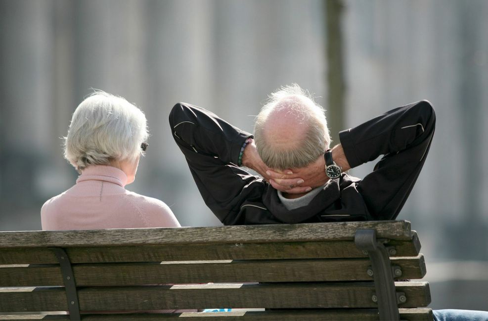 Die Altersvorsorge durch die Pension ist ein Vorteil von Beamten gegenüber Angestellten. Durch die Beihilfe beteiligt sich der Staat  an Kosten für Krankheit oder Pflege.
 Foto: dpa/Stephan Scheuer