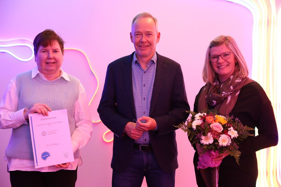 Der Landesbeauftragte für den Datenschutz und die Informationsfreiheit Baden-Württemberg)
Dr. Stefan Brink mit Iris Neumann (Leiterin Rechnungsprüfungsamt, wo die Datenschutzbeauftragte organisatorisch zugeordnet ist) und der behördlichen Datenschutzbeauftragten Steffi Ege (rechts). Bild; z